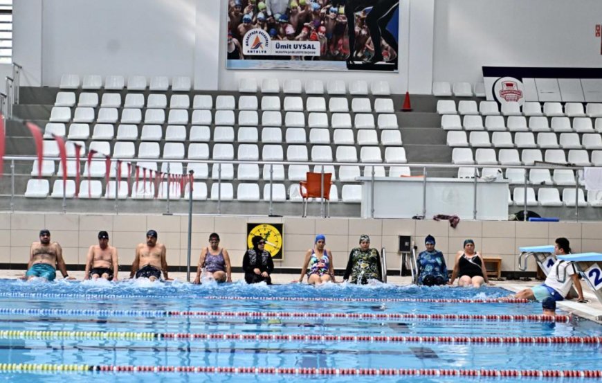 Muratpaşa'da 'Sonbahar Spor Okulları' ile Ücretsiz Yüzme Eğitimleri Başladı