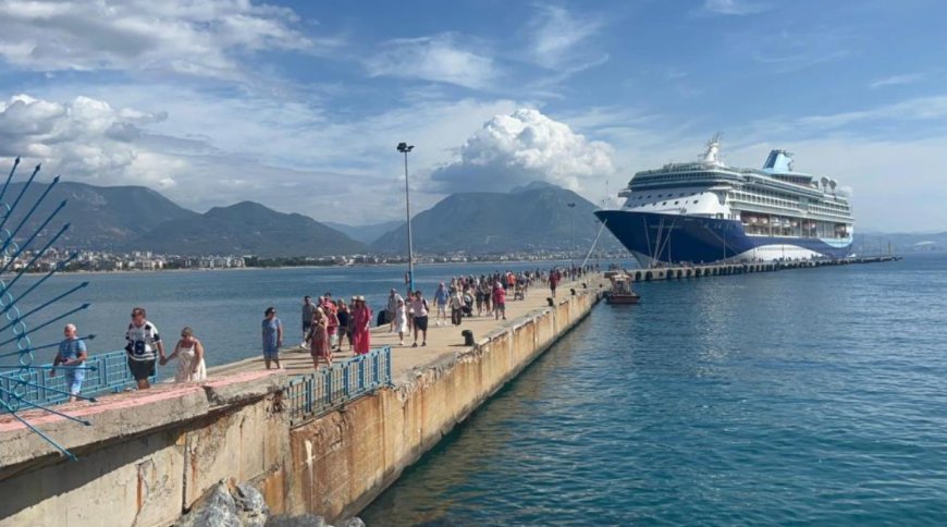 Antalya'ya turist akını devam ediyor: İngiliz turistleri taşıyan lüks kruvaziyer Alanya'ya demirledi