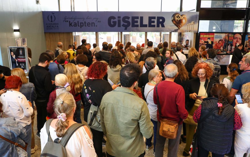 Altın Portakal Coşkusu: Biletler İçin AKM Önünde Uzun Kuyruklar Oluştu!