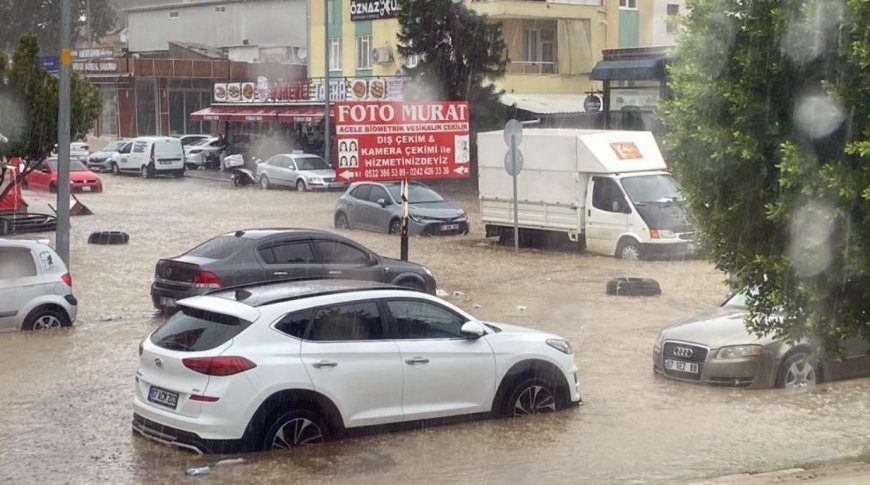 Aksu'da Sağanak Yağış Sonrası Yollar Göle Döndü, Araçlar Mahsur Kaldı