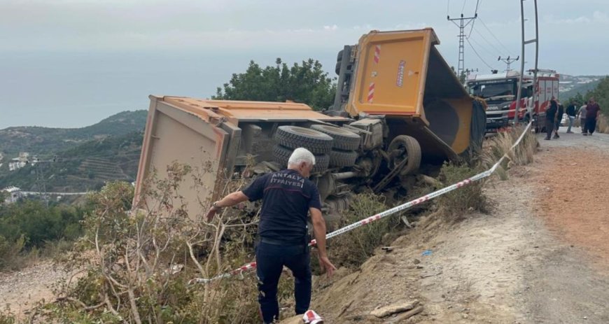 Alanya'da Yol Kenarı Kan Gölüne Döndü: Ekipler Sıkışan Sürücüleri Kurtarmak İçin Yarıştı