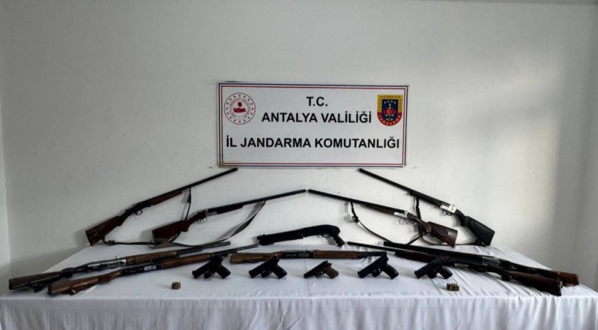 Alanya'da Ruhsatsız Silah Operasyonu: Çok Sayıda Tabanca ve Av Tüfeği Ele Geçirildi