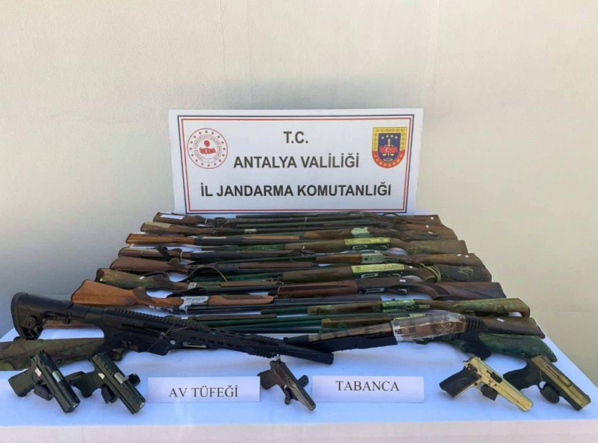 Elmalı'da Ruhsatsız Silah Operasyonu: 7 Şüphelinin Evinde Çok Sayıda Silah Ele Geçirildi
