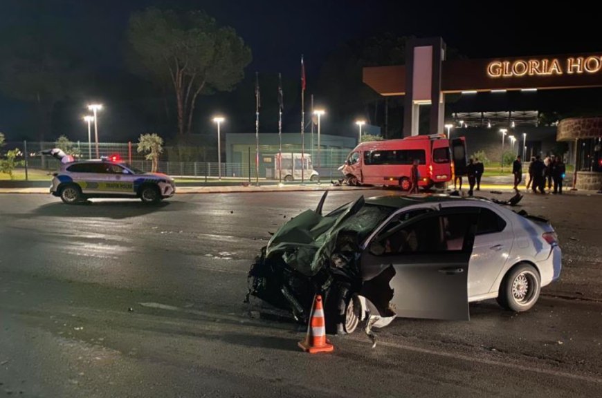 Antalya Serik'te Tur Minibüsü ile Otomobil Çarpıştı: 1'i Ağır Toplam 2 Kişi Yaralandı