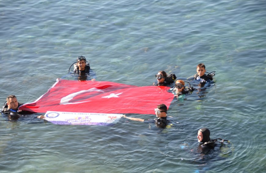 Antalya Emniyet Müdürlüğü, "Gençlerle Beraberiz" Projesi Kapsamında Üniversitelilerle Su Altında Buluştu