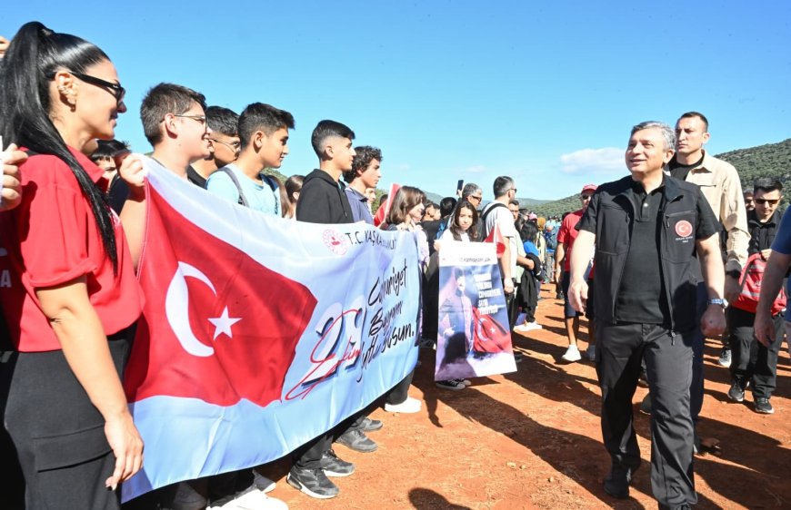 Cumhuriyetin 102. Yılı Kutlamaları: Kaş'ta 'Ecdadın Yolunda Cumhuriyete Saygı Yürüyüşü' Düzenlendi