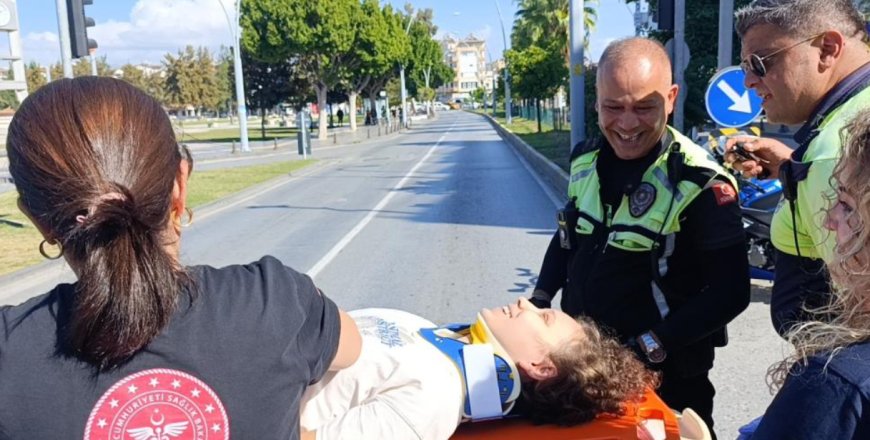 Manavgat'ta Yürek Isıtan Anlar: Yaralı Genç Kız Kendisine Yardım Eden Polise Minnetini Sundu