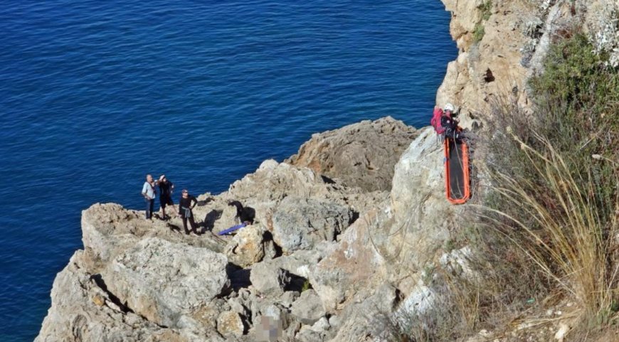 Antalya Falezlerde Bulunan 44 Yaşındaki Adamın Cenazesi 2 Saatlik Operasyonla Çıkarıldı
