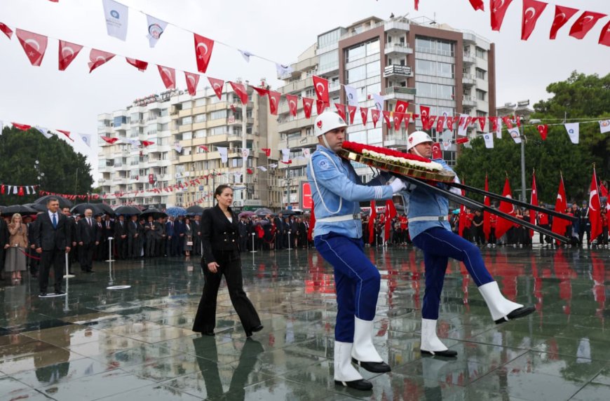 Antalya Büyükşehir Belediyesi Başkan Vekili Özdemir, Cumhuriyet Meydanı Törenine Katıldı