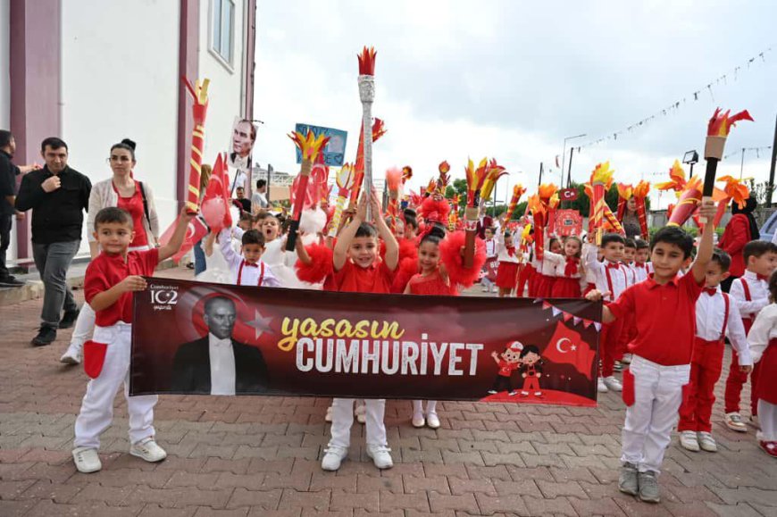 Kepez Kent Meydanı'ndaki Cumhuriyet Kutlamaları Turgut Özal Spor Salonu'nda Devam Etti