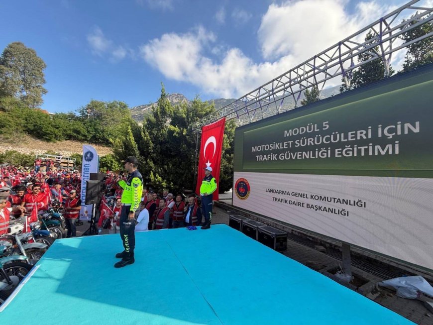 Kaş'ta Cumhuriyet Yolunda Güvenli Sürüş Etkinliği