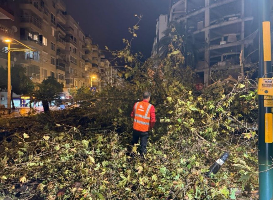 Ani Yağış Antalya'yı Vurdu: Ekipler Yoğun Mesai Harcadı