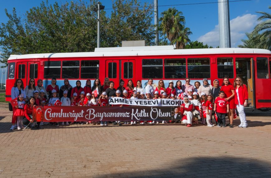 Antalya Ulaşım AŞ'den Çocuklara Cumhuriyet Sürprizi: Coşku Dolu Tramvay Yolculuğu