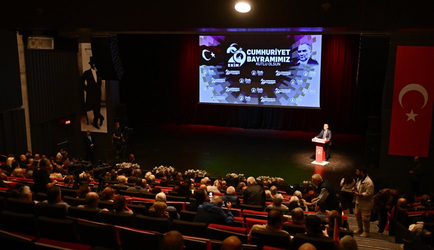 Muratpaşa'da Coşku Dorukta: Söyleşinin Ardından Türk Bayraklarıyla Cumhuriyet Kutlaması