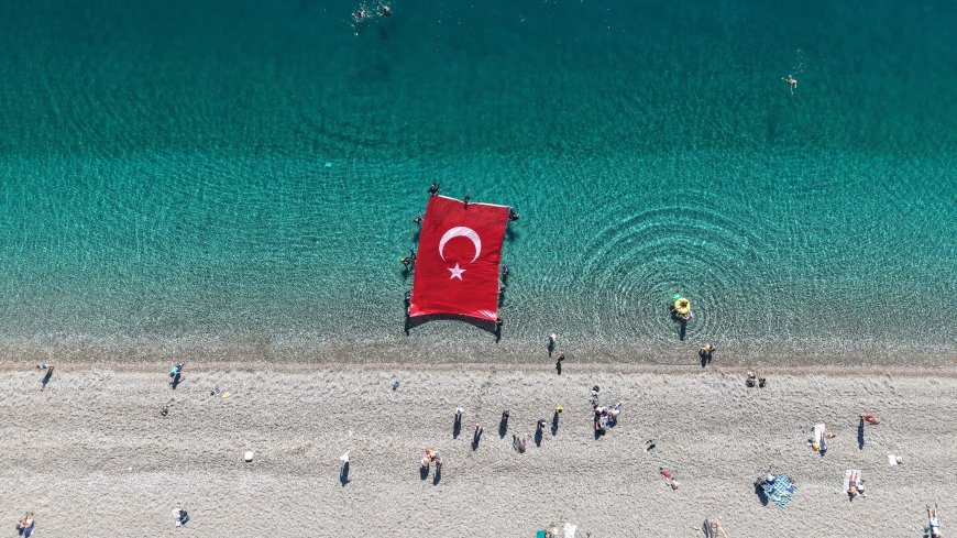 Antalya'da 29 Ekim Kutlamaları: ANTSAK Üyeleri, Konyaaltı Sahili'nde Deniz Altında Türk Bayrağı Açtı