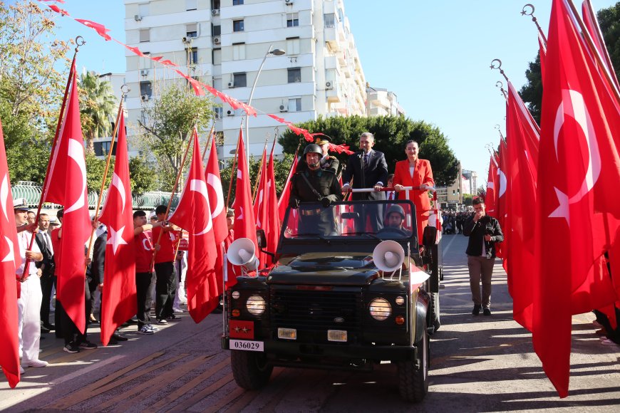 Antalya'da Cumhuriyet Coşkusu Cumhuriyet Caddesi'ne Taştı