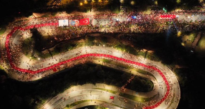 Antalya'da Cumhuriyet Coşkusu Fener Alayı'yla Zirveye Çıktı