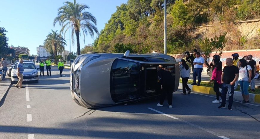 Manavgat'ta Zincirleme Kaza: Otomobil Park Halindeki Araçlara Çarpıp Devrildi