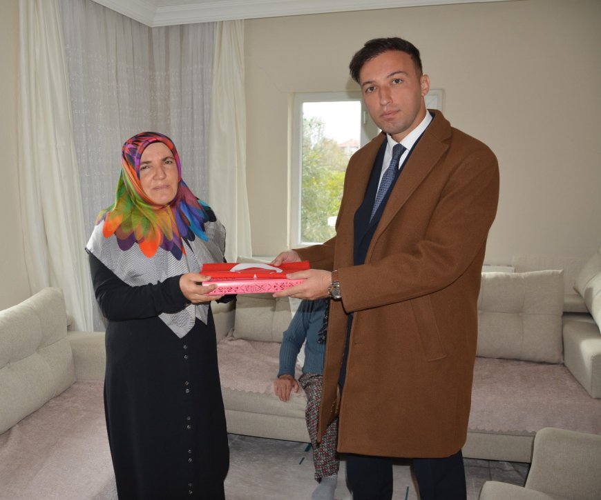 KORKUTELİ Cumhuriyet Başsavcısı Ozan Kapıcı, Şehit Ahmet Belen'in ailesini ziyaret etti.