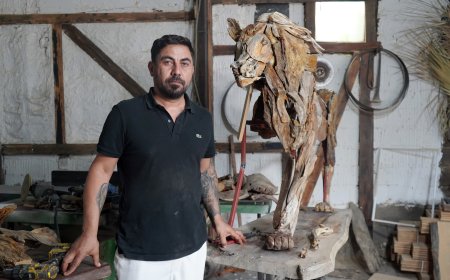 Antalyalı Sanatçıdan Tepki ve Duygu Yüklü Heykel: "Zeus'un Ölümü Bende Duygu Uyandırdı"