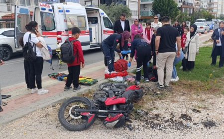 Manavgat'ta Otomobil ve Motosiklet Çarpıştı: İki Sürücü Yaralandı