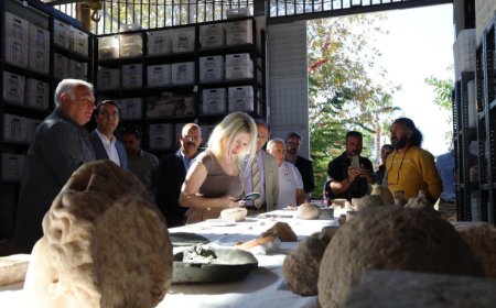 Akdeniz Üniversitesi Rektörü Özkan, Patara Antik Kenti'nde İncelemelerde Bulundu