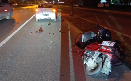 Manavgat'ta Emniyet Şeridi Faciası: Duran Otomobile Çarpan Motosiklet Sürücüsü Yaralandı