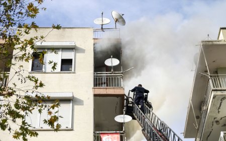 Antalya'da Yangın: Daire Kül Oldu, Ev Sahibi Yıkıldı