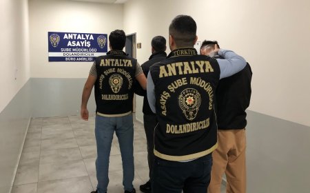 ANTALYA'da kendilerini polis olarak tanıtıp dolandırıcılık yapmak isteyen 2 şüpheliden 1'i tutuklandı.