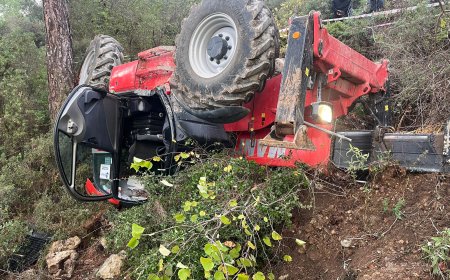 Manavgat'ta Korkutan Kaza: İş Makinesi Takla Attı, Irmağa Düşmekten Son Anda Kurtuldu!