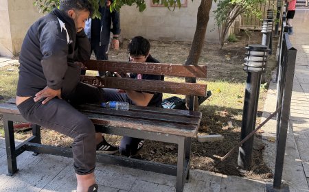 Antalya'da Şaşırtan Olay: Cami Avlusunda Uyurken Bacağını Banka Sıkıştırdı!