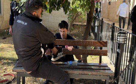 Antalya'da Şaşırtan Olay: Cami Avlusunda Uyurken Bacağını Banka Sıkıştırdı!