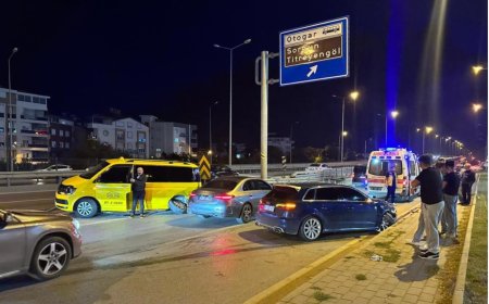 Manavgat’ta ticari taksi ile otomobilin çarpışması sonucu meydana gelen kazada 2 kişi yaralandı.