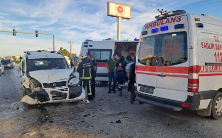 ANTALYA'nın Serik ilçesinde 2 aracın karıştığı kazada 4 kişi yaralandı.