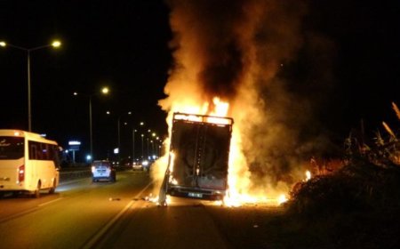 Manavgat'ta Nakliye Aracı Alev Alev Yandı, Eşyalar Küle Döndü