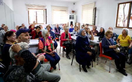 Teknolojide Yaş Sınırı Kalktı: Aktif Yaşlı Merkezi'nden Mobil Bankacılık ve e-Devlet Eğitimi