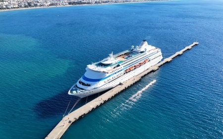 Palau Bandıralı ‘Astoria Grande' adlı lüks kruvaziyer yolcu gemisi Alanya Limanı'na ulaştı.