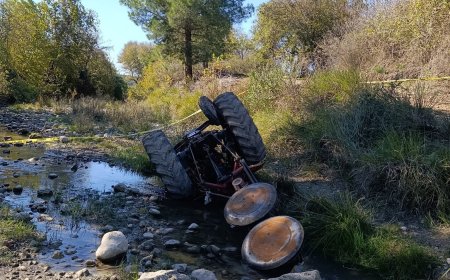 ANTALYA'nın Serik ilçesinde Osman Topal (66) kullandığı traktörün devrilmesi sonucu hayatını kaybetti.
