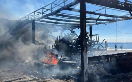 Alanya'nın Gözdesi Kleopatra'da Yangın Paniği: Masa ve Sandalyeler Kül Oldu.