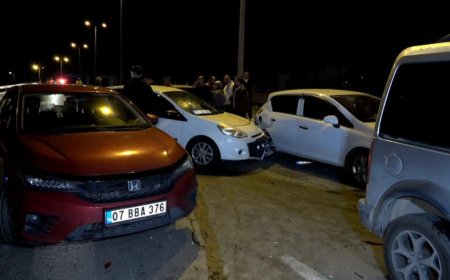 Antalya'da 6 aracın karıştığı zincirleme trafik kazasında 1 kişi yaralandı.