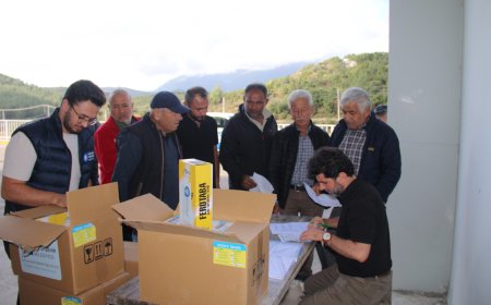 Antalya Büyükşehir Belediyesi çiftçilere 2 bin 400 tuzağın dağıtımını yaptı