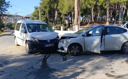 Manavgat'ta Korkutan Kaza: Otomobil ile Hafif Ticari Araç Kafa Kafaya Çarpıştı, Kadın Sürücü Yaralandı.