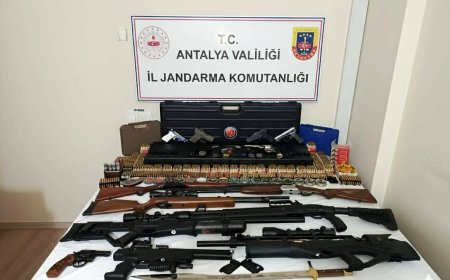 ANTALYA'nın Kemer ilçesinde jandarma ekiplerinin yaptığı baskında evden çok sayıda silah ele geçirildi.