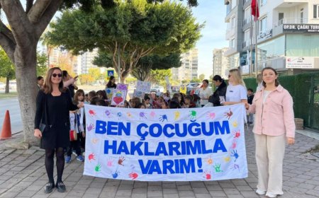Konyaaltı’nda Miniklerden ‘Çocuk Hakları’ Yürüyüşü: Renkli Görüntüler Oluştu