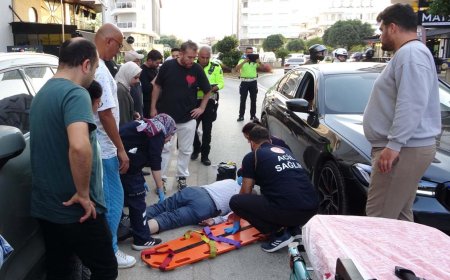 Antalya’nın Manavgat ilçesinde yolun karşısın geçmek isteyen yayaya otomobil çarptı.