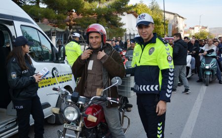 Korkuteli'de Genç Sürücülere Hayat Sigortası: Kask Dağıtımıyla Güvenlik Ön Planda