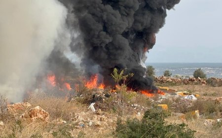 Kepez'de Katı Atıkların Bulunduğu Arazide Yangın: Yoğun Duman Şehri Kapladı