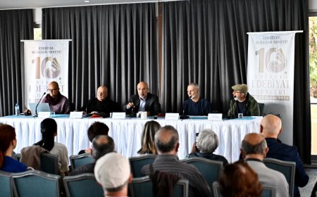 Muratpaşa'da Sanat ve Edebiyat Zirvesi: Şiir Dinletileri, Paneller ve Sergiyle Kapanış