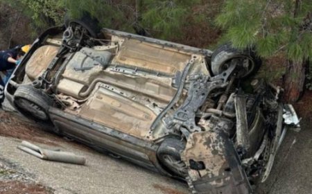 Manavgat'ta Yağmur Nedeniyle Kayganlaşan Yolda Otomobil Takla Attı: 2 Kişi Yaralandı