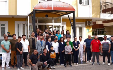 ANTALYA'da otomobil tutkunlarının oluşturduğu grup üyeleri, huzurevindeki yaşlıları ziyaret etti.